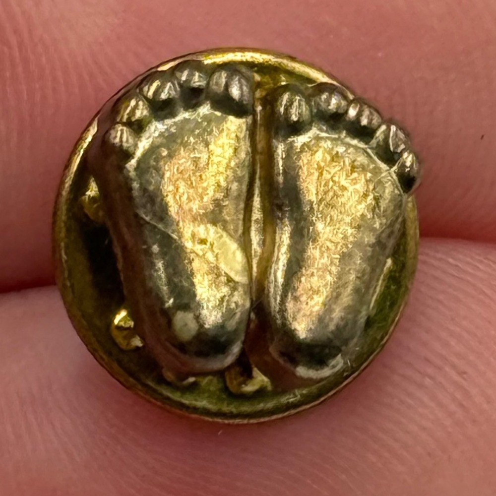 ✨Baby Feet Pin‎ Gold Tone Lapel Pin New Baby Gift Baby Shower Present Vintage